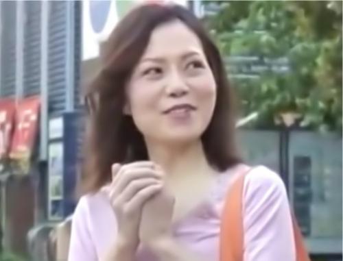 【熟女ナンパ】スレンダー人妻おばさんを口説いて乱交不倫セックスで絶叫イキ！
