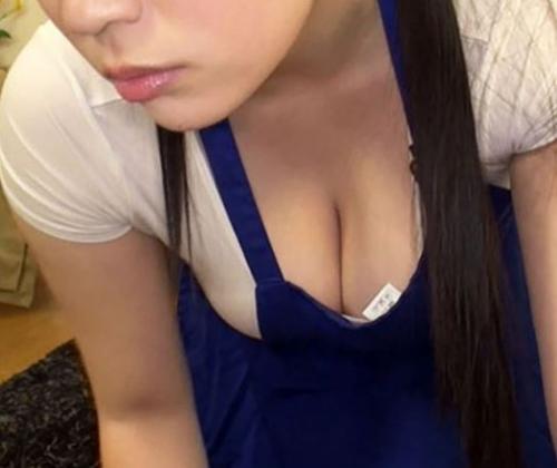 【由來ちとせ】ぽっちゃり爆乳家事代行お姉さんのむっちり性的サービス♡見える谷間にちんぽのムクムクが止まらない