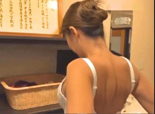 【義母、熟女】日焼けがエロい爆乳の熟女の温泉ナマ着替え！のあとの手コキフェラ！「あぁ！で、出る！」