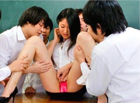 【レイプ】生徒たちが団結しスレンダー美人女教師を輪姦で犯す！不良集団に声をかけたのが不幸だった…