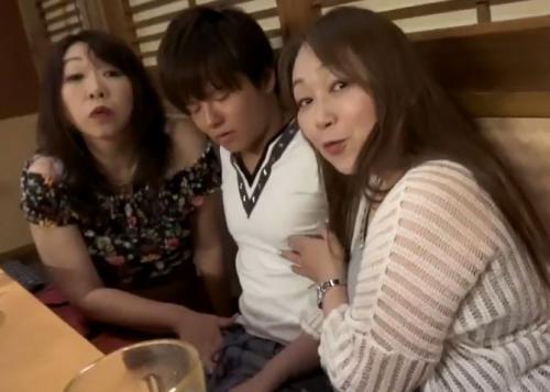 【五十路】ドスケベなおばさんだらけの合コンパーティーｗ若い男にむらがって乳首やチンポを弄り始める！