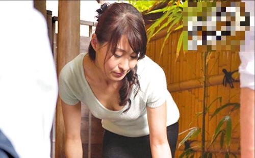 息子の友人にお風呂での自慰を見られてしまい…脅された母親は男の言いなりでメス調教されてしまう