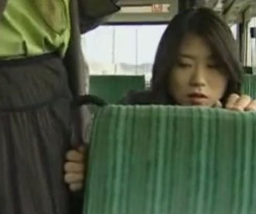 【ヘンリー塚本】バスで痴漢を試みるレズ女…立っている美人さんの局部をバイブで刺激し続ける