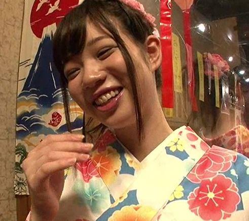 【素人ナンパ】彼氏持ちのお姉さんをマシンバイブで無理やりイカせる！潮吹きまくって服がビショビショｗ