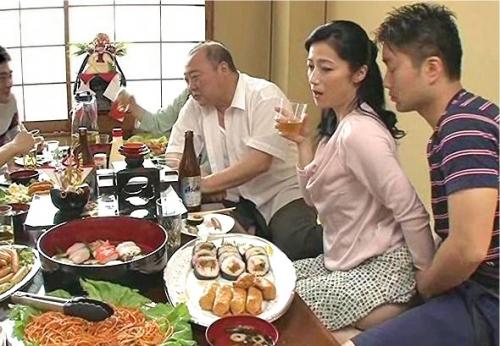 親類が集まる飲み会の席で甥が熟女の尻を触る…こっそりバレないように変態行為！ガチハメ射精！