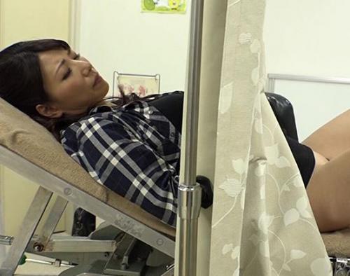 【産婦人科】鬼畜医者が無知な人妻を触診レイプ！治療のためと言い張って我がマラをねじ込みヤリたい放題！
