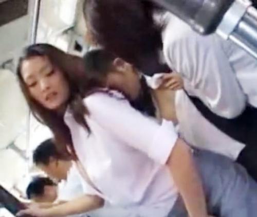 【逆レイプ】「早く射精しなさい♡」スレンダー美女たちがバスでM男を痴漢！集団で囲み激しすぎる素股手コキｗ