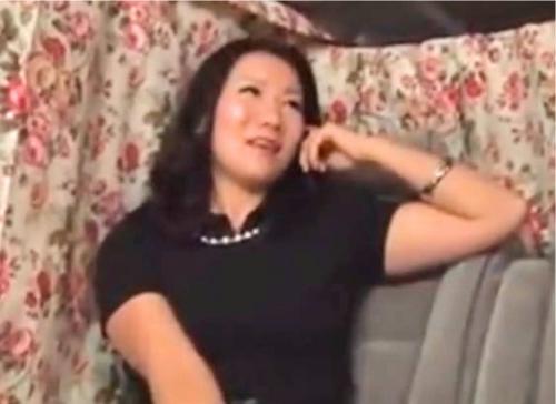 四十路人妻熟女に下着を見せてとエッチなアンケート！あの手この手で発情させてチンポをしゃぶってもらう！