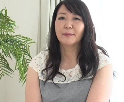 【初撮り】ぽっちゃり豊満人妻おばさんのAV初デビュー！ねっとりした激ウマフェラで勃起チンポを淫乱に刺激する！