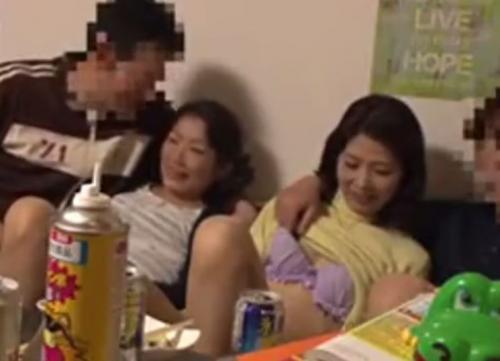 【人妻ナンパ】四十路五十路のおばさんたちをお持ち帰りして盗撮４P乱交ピストンｗ未知の快楽に腰振りが止まらない！
