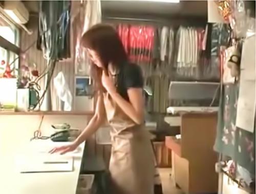 クレームつけてくる変態おじさんにレイプされてしまうクリーニング店の美人奥様、でも感じちゃう…
