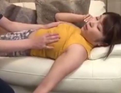 【近親相姦】オナニーでぐったりしたグラマラス母親のおっぱいをこっそり揉む息子ｗ見つかったけど暴走してそのまま挿入！