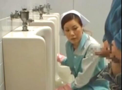 【公衆便所、清掃員】トイレ掃除の色っぽい巨乳の四十路熟女が小便してるとしゃぶってきた！イイ乳してやがる！