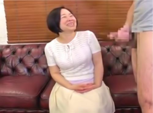 【五十路】おばさんのパンチラやおっぱい見せてセンズリサポート！淫乱顔に精子をぶっかける
