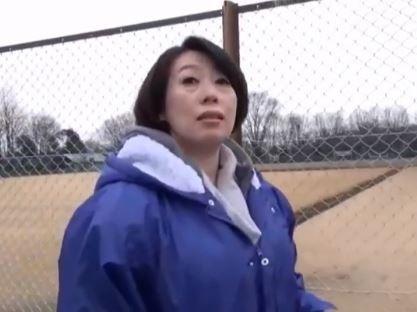 【中出し、熟女】不倫とか興味なさそうな普通のおばさんが意外にも隠れ巨乳だったので興奮して暴発！膣内射精しちゃった・・・。