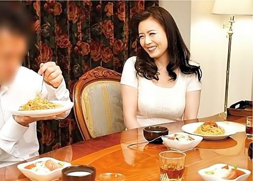 「おばさんとSEXしたいんです！」知人のママが美魔女でエロオーラありすぎるから我慢できずにハメちゃう