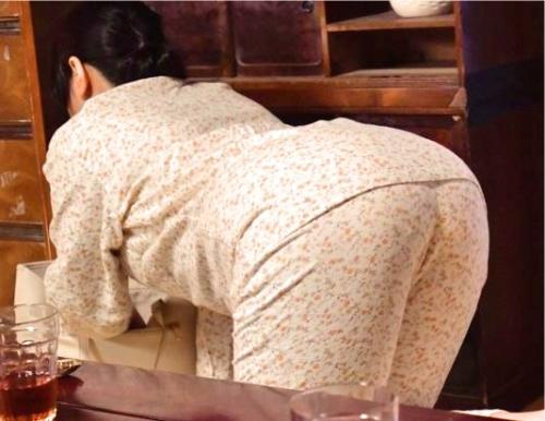 ムチムチボインな巨乳母に女を感じてしまった息子…性的なデカ尻に興奮して母子相姦セックス