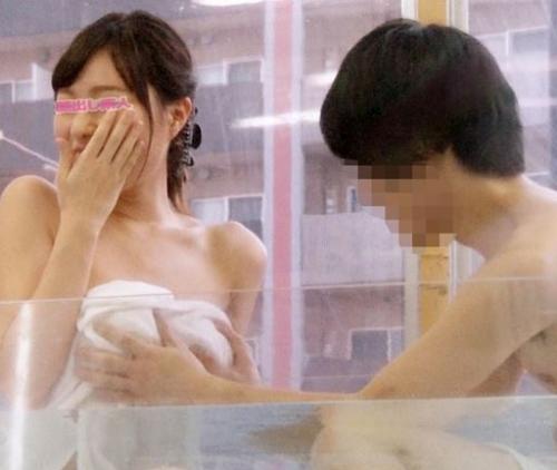 【MMナンパ】仲良し大学生男女が混浴モニタリングで一線を越える？お金に釣られてエッチなマッサージでそのまま挿入ｗ