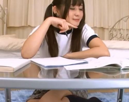【痴女】童顔ツインテール美少女の太ももパンチラに釘付けな変態男！それに気付いた女は誘うように股を開く…