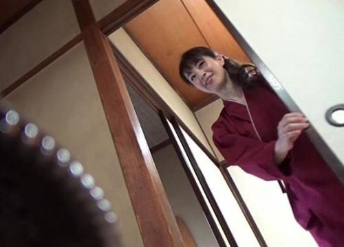 【隠し撮り】美人な仲居さんを強引に押し倒し寝取られセックスをする中年の男。巨乳でデカ尻の四十路熟女のイイ女でした。