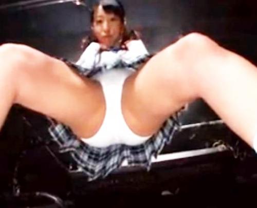【痴女】ミニスカギャル制服美少女がM字開脚でパンチラ誘惑！ほらほら欲しいんでしょ？と言わんばかりに近づけてくるぞｗ