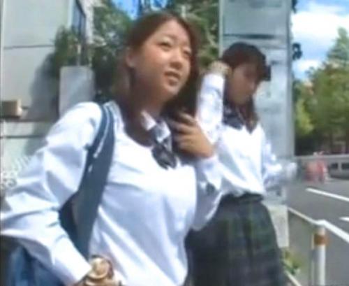 【痴漢、バス】「ねぇ、ホントにヤメてよ・・・」巨乳でデカ尻のむっちりとしたギャルとスレンダーなJKコスが車内で犯される！