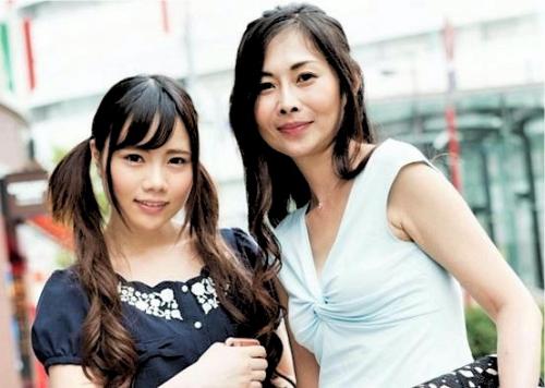 淫靡な母娘をナンパして親子丼不倫セックス！恥じらう姿も美しい…娘も欲情しちゃって一緒にいただきますｗｗｗ