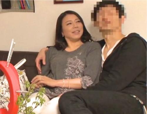 ぽっちゃり巨乳熟女はイケメンにナンパされてテレテレ♪口説かれて不倫SEXを許す