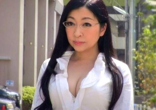 【初撮り、熟女】眼鏡の清純なおばさんの隠れたド淫乱な性癖があらわに！四十路の熟れた身体を味わう・・・。