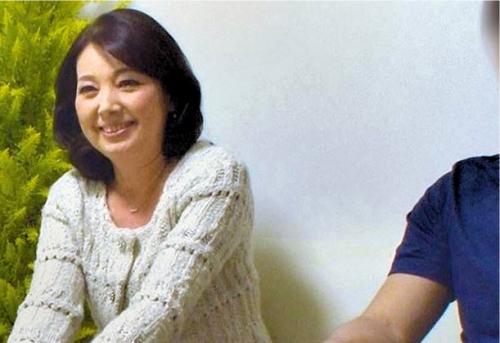 【母子相姦】お金に釣られて息子と子作りセックスを始める熟女母…親子なんてタガはお金の前に無力！！