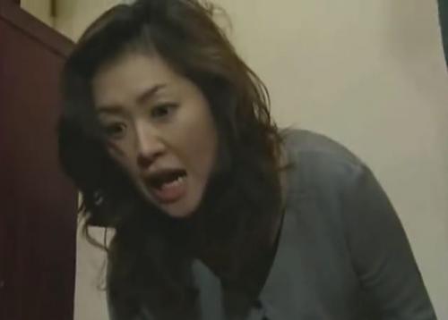 【ヘンリー塚本】「あっ！息子が帰ってきた！」郵便局員と不倫しているところを見つかった母、口封じに息子と近親相姦。