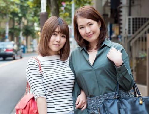 ドスケベ母娘を車内に連れ込み親子丼セックス！目の前で母親がハメている姿を見て淫汁がたらり…