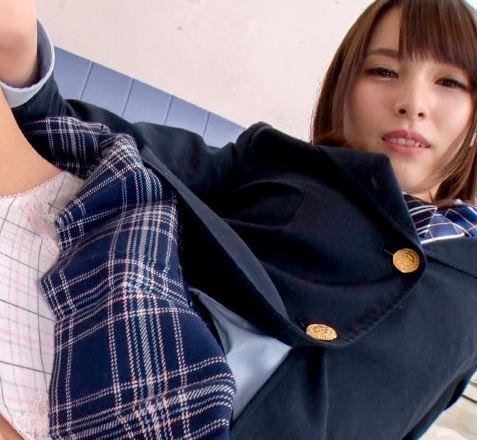 【痴女】制服美少女のミニスカからパンツがチラり！目線に気付いた女は挑発するようにギリギリショットを見せてくるｗ