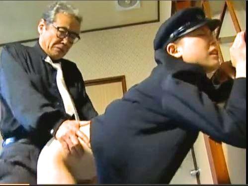 【ヘンリー塚本】「なんじゃこれ？」学生服を着た女？に必死に生挿入で腰をふる中年の男！喉奥までのフェラが激エロ！