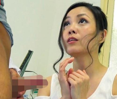 【人妻】ED夫よりも反り返ったデカマラを見て発情するおばさんｗチンポを突っ込まれてガチイキ！