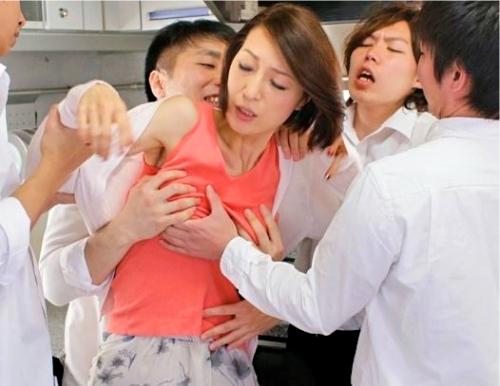 私、毎日息子の友人に犯されています！喜んだのも束の間虐められる息子！性欲も半端なく母親にまで…