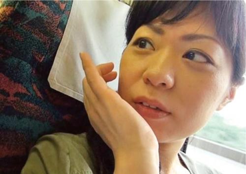 夫は海外で仕事…寂しさを埋めるために間男と二人で旅行して夜は不倫セックスに勤しむ