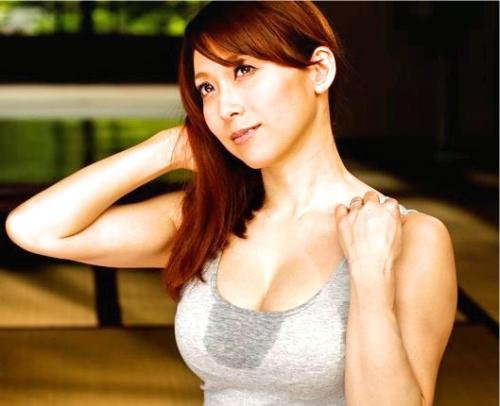 【嫁の母】巨乳義母の大きな胸の谷間に滴る汗がエロすぎて…夏のある日に娘婿が不倫を犯す