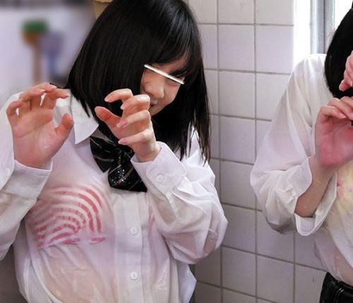 【ハーレム】びしょ濡れでブラが透けちゃった制服美少女たちとドスケベなことしようや…レズフェラ手コキクンニ♡