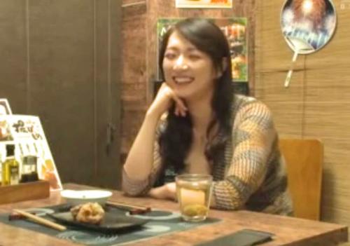 【相席居酒屋】「おばさんが好きなの・・・？」30代の美人妻をナンパしてヤリ部屋に連れ込み不倫セックス！
