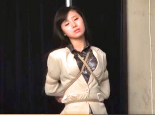 【縛り、SM】中国系？スレンダー美女なOLが縄で縛り上げられる羞恥プレイ！