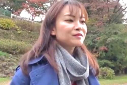 【人妻、不倫旅行】40歳手前の美人な奥様。他人にマ〇コを舐められ刺激的な浮気セックスをする現場。