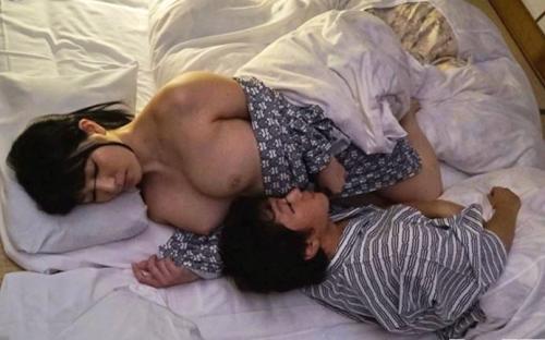 【無許可、中出し】「嘘！中に出したの？？」巨乳でデカ尻の同僚を夜這いして膣内に精子を流し込む男！