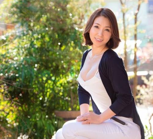 【初撮り】清楚なスレンダー四十路人妻熟女がAVに出演！妄想を現実にするために他人棒と浮気する！