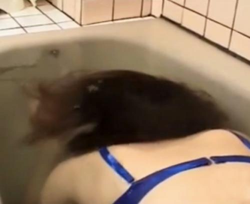 【SM】「ぐ、ぐるしぃ…」下着熟女が風呂の浴槽に頭を沈められる拷問…息ができずに悶える姿に大興奮！？