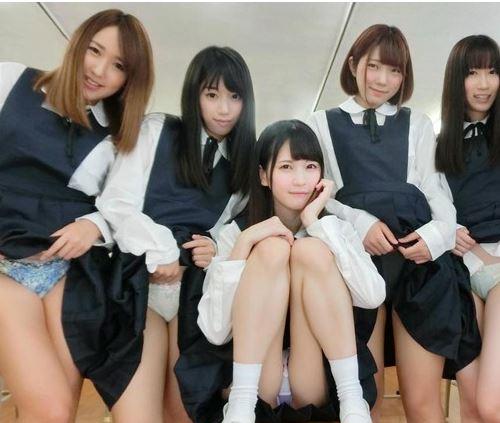 【センズリ鑑賞】制服痴女たちのパンチラハーレムでパーフェクトオナサポｗ淫語責めで精子充填フルMAXｗ