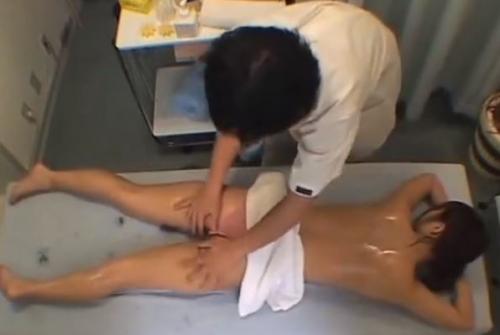 【レイプ】媚薬マッサージをされたスレンダーJK！感度の良いところを責められて絶頂潮吹き！
