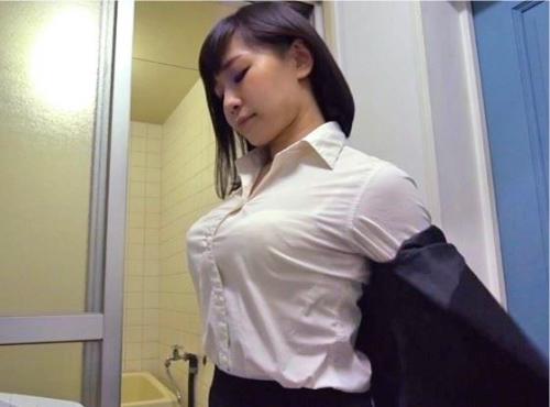【逆レイプ】同じマンションに住むおばさんにパンツ泥棒がバレて問い詰められるついでにマラしごかれた！