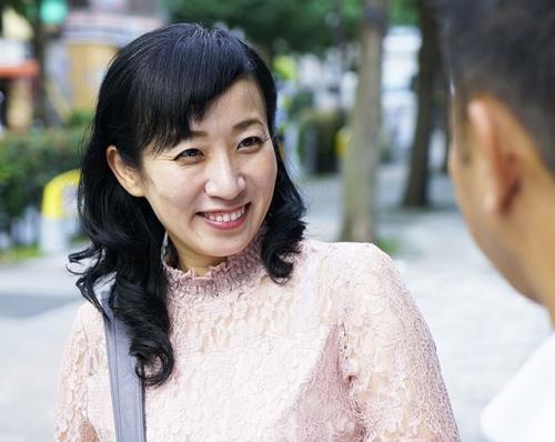 【人妻ナンパ】四十路おばさんは若い男に口説かれて年甲斐もなくメスの顔をして肉棒で何度も絶頂する！