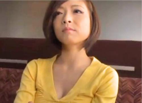 三十路の人妻熟女が他人棒と不倫旅行！結婚五年目にして欲求不満の女が露天風呂で淫らにハメまくる！